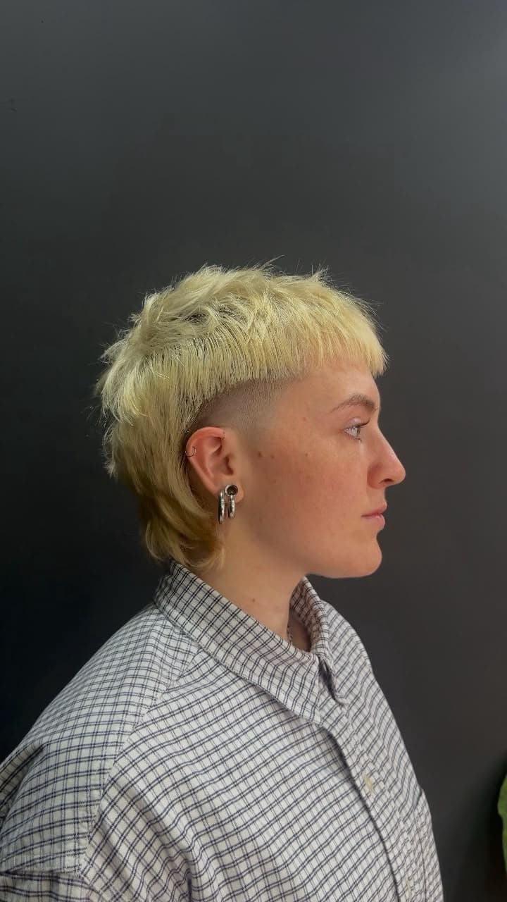 Mullet rubio platino con fade lateral, de perfil
