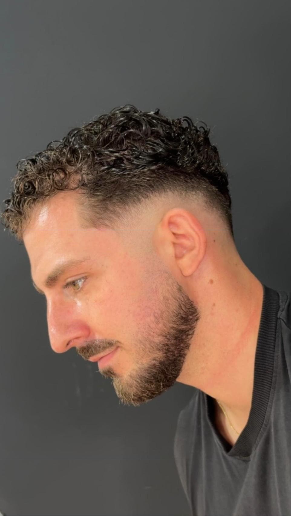 Rizos con fade y barba