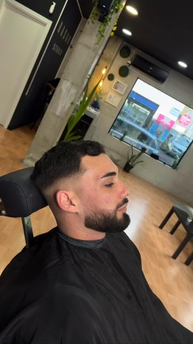 Fade con barba en la silla