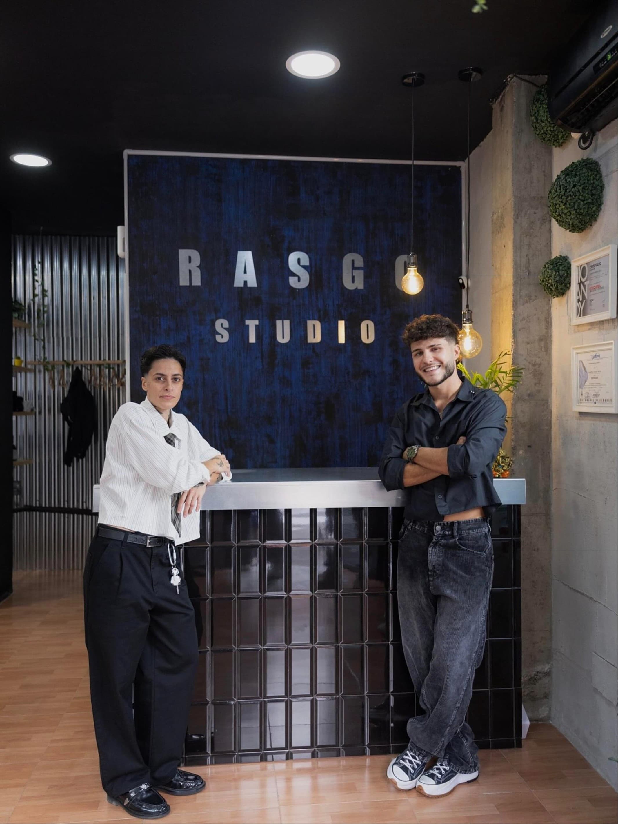 Alex y Laura en el mostrador de Rasgo Studio